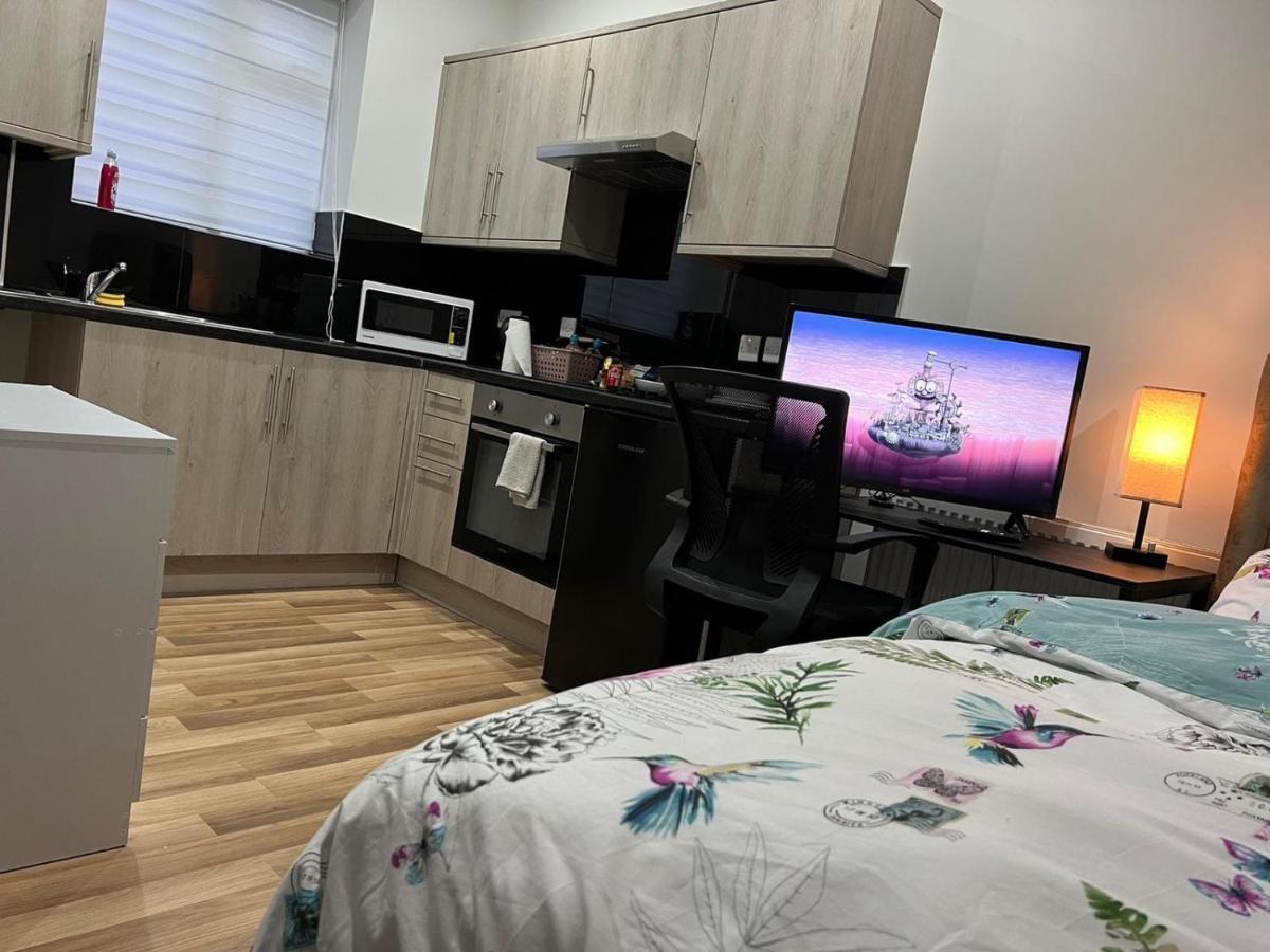 La Vie - Entire Apartment - Next To Central District Elizabeth Line Tube Station - Near Central London & Wembley Ийлинг Екстериор снимка